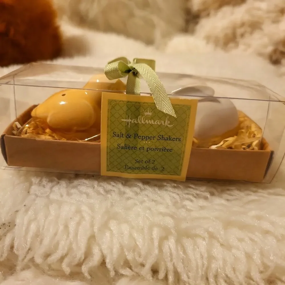 Hallmark sat and pepper shakers NWT VINTAGE